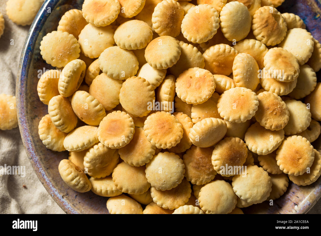 Grano intero Oyster crackers con sale marino Foto Stock