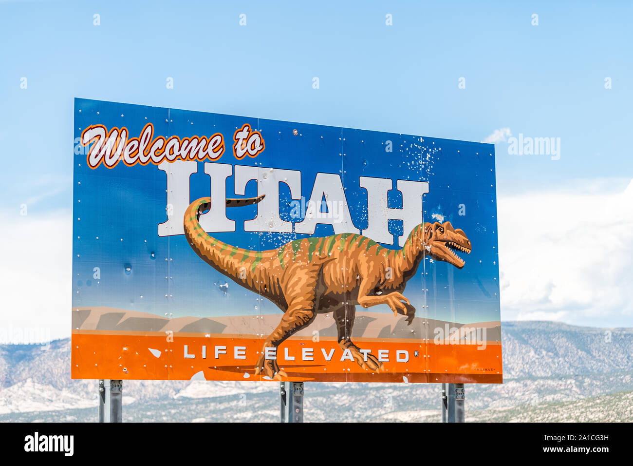 Dinosauro, Stati Uniti d'America - 22 Luglio 2019: Colorado città di confine con il benvenuto a Utah segno di vita elevato testo e foto di animali Foto Stock