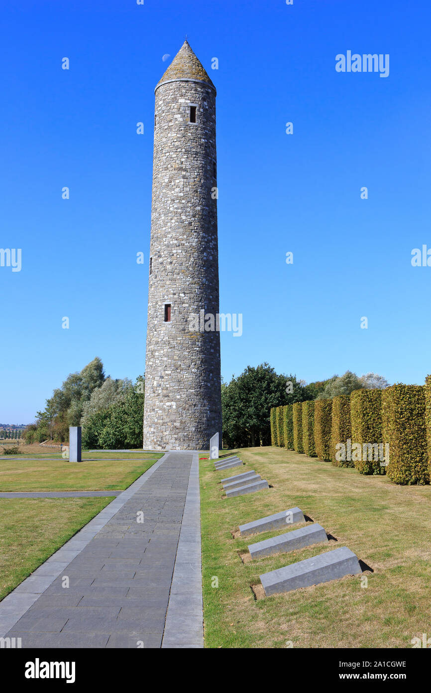 La Irish torre rotonda e parco per l'Irlandese e dell'Irlanda del Nord I Guerra Mondiale vittime presso l'isola di Irlanda Peace Park di Messines, Belgio Foto Stock