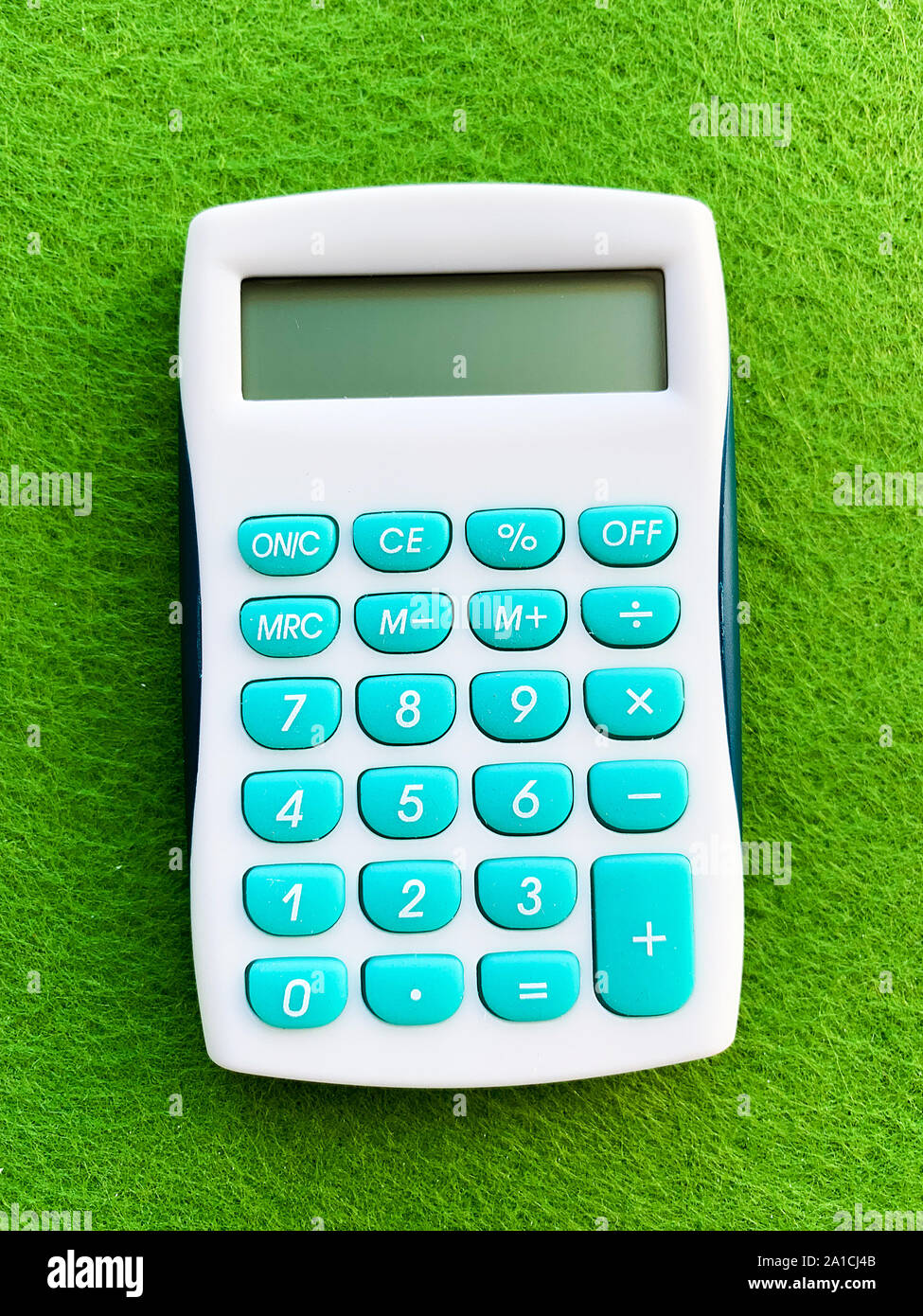 Vista dall'alto di una calcolatrice su sfondo verde Foto stock - Alamy