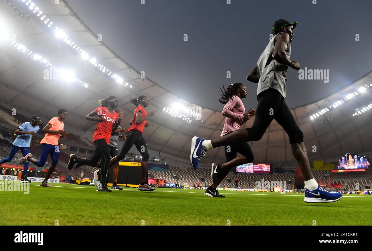 Doha in Qatar. Xxv Sep, 2019. Gli atleti si riscaldano durante una sessione di formazione Al Khalifa International Stadium prima del XVII IAAF mondiale di atletica Doha 2019 a Doha, capitale del Qatar, Sett. 25, 2019. Credito: Nikku/Xinhua Foto Stock