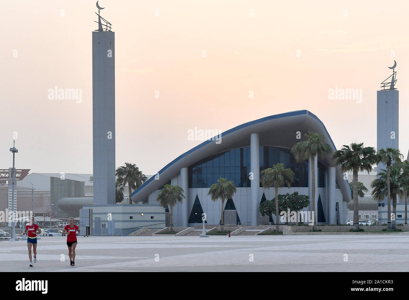 Doha in Qatar. Xxv Sep, 2019. Gli atleti warm up al di fuori del Khalifa International Stadium prima del XVII IAAF mondiale di atletica Doha 2019 a Doha, capitale del Qatar, Sett. 25, 2019. Credito: Nikku/Xinhua Foto Stock