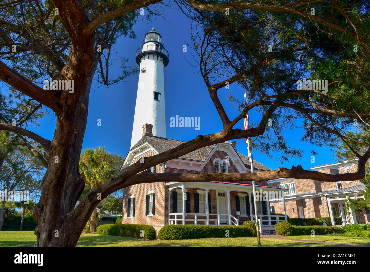 Il San Simons Island Lighthouse e il museo sono un affascinante sito storico da visitare fuori dal percorso battuto nelle zone costiere La Georgia isole d'oro. Foto Stock