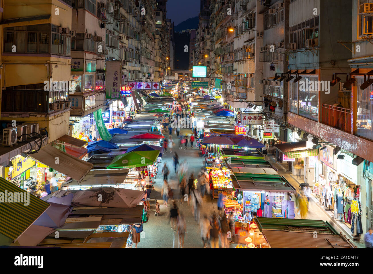 Vista notturna del tradizionale mercato di strada su Fa Yuen Street in , di Mongkok Kowloon, Hong Kong. Foto Stock