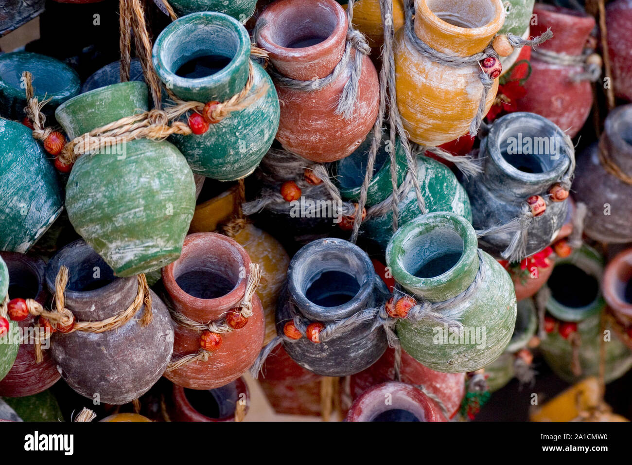 Fatte a mano in miniatura in ceramica vasi appesi in una bancarella di strada a San Diego, California Foto Stock