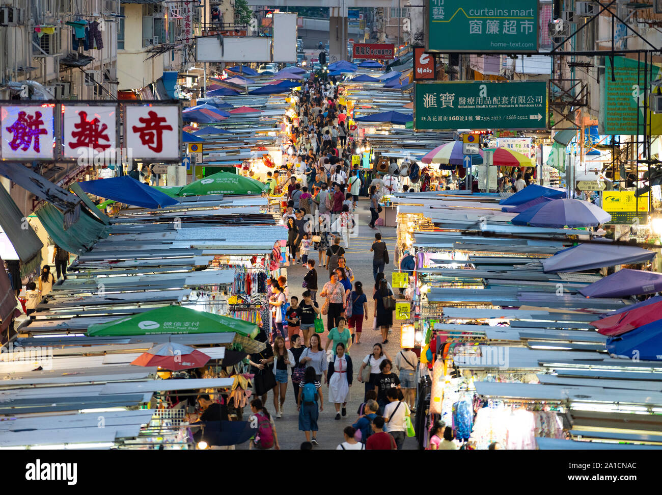 Vista notturna del tradizionale mercato di strada su Fa Yuen Street in , di Mongkok Kowloon, Hong Kong. Foto Stock