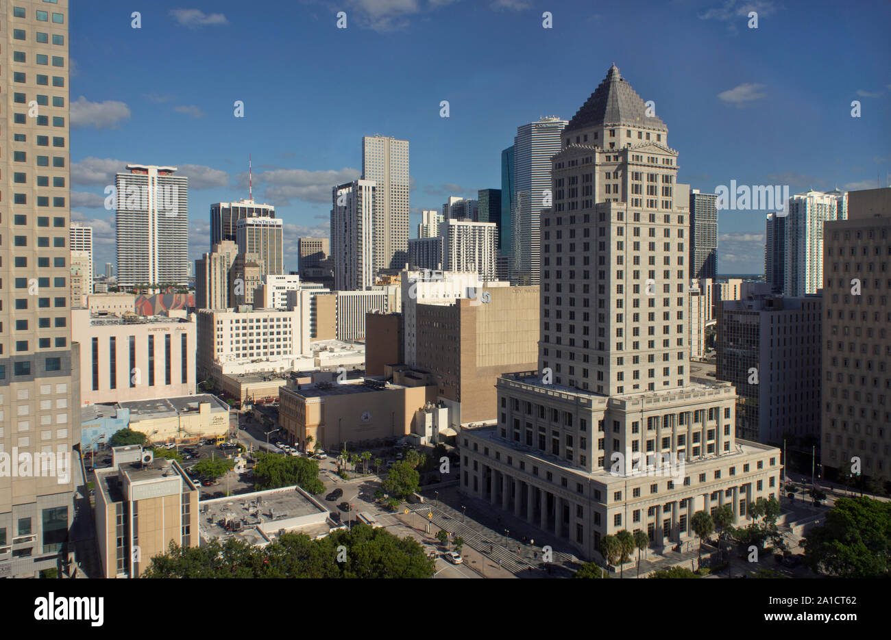 Vista del centro storico di Miami-Dade County Courthouse tower dal centro del governo edificio nel centro cittadino di Miami, Florida, Stati Uniti d'America Foto Stock
