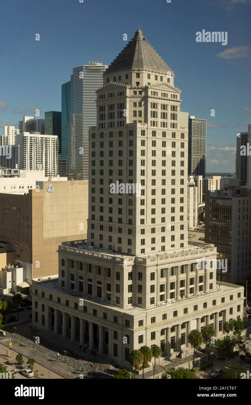 Vista del centro storico di Miami-Dade County Courthouse tower dal centro del governo edificio nel centro cittadino di Miami, Florida, Stati Uniti d'America Foto Stock