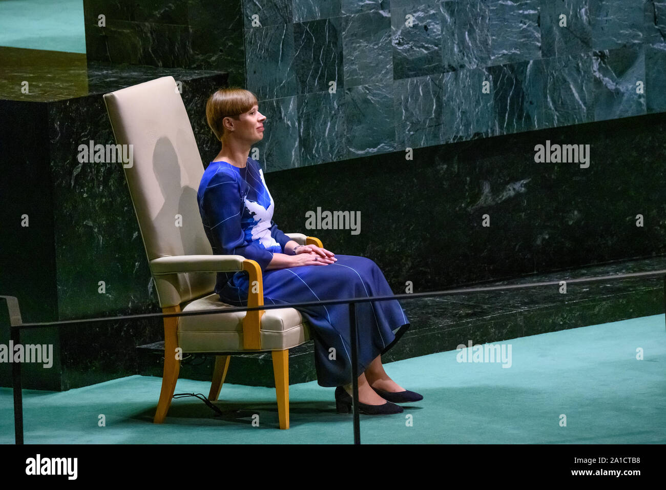 New York, Stati Uniti d'America. Xxv Sep, 2019. Estonia Presidente Kersti KALJULAID si siede su una sedia cerimoniali prima di affrontare l'Assemblea generale delle Nazioni Unite. Credito: Enrique Shore/Alamy Live News Foto Stock