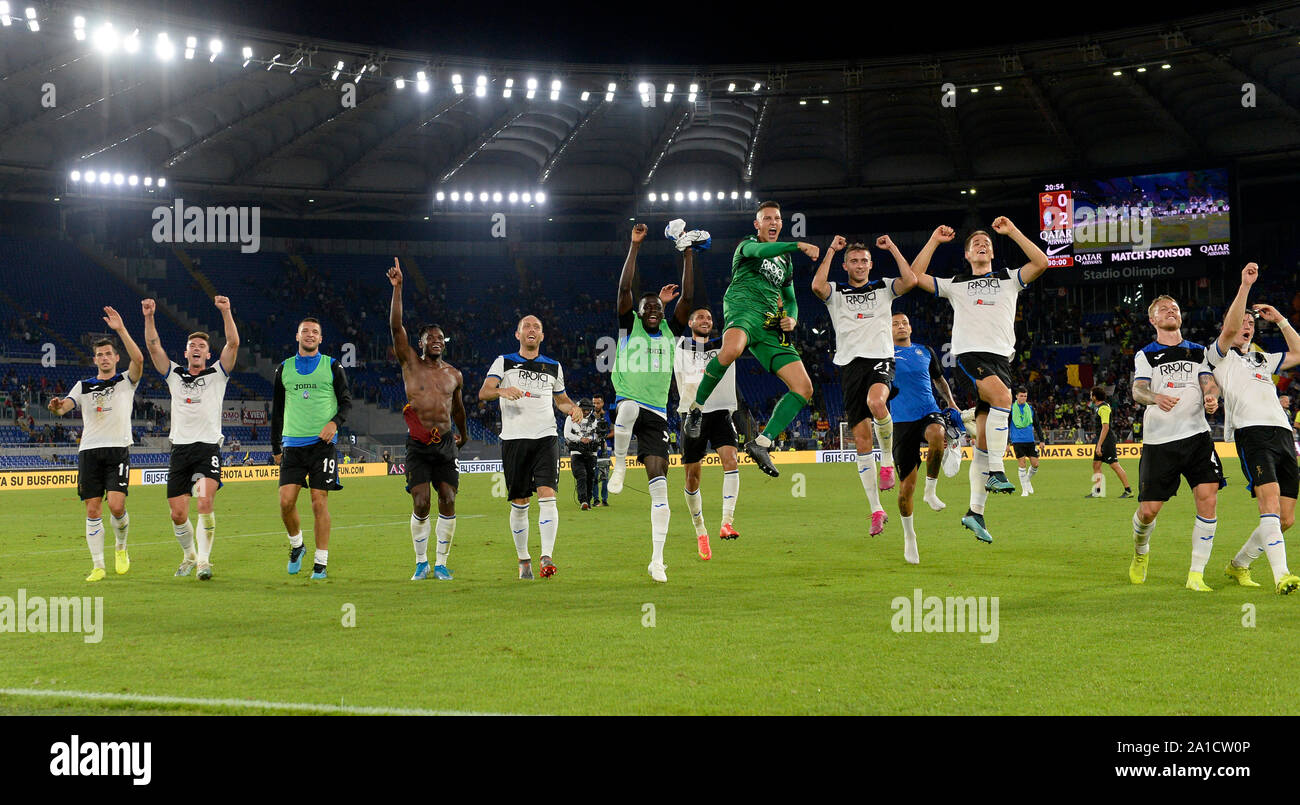 Roma, Italia. Xxv Sep, 2019. Atalanta i giocatori di celebrare al termine di una serie di una partita di calcio tra Roma e Atalanta a Roma, Italia, Sett. 25, 2019. Credito: Alberto Lingria/Xinhua Foto Stock