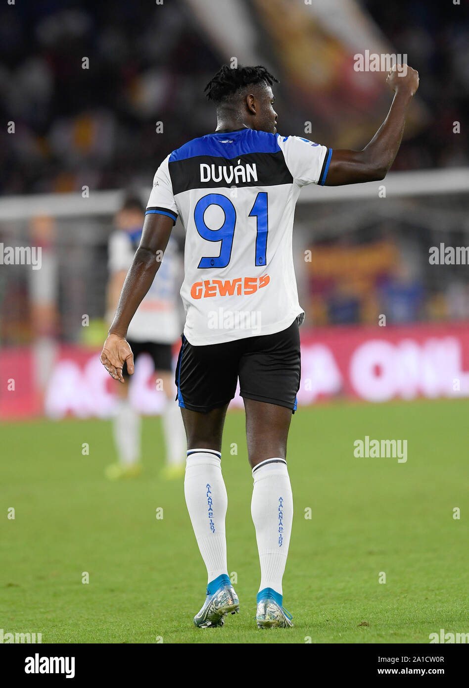 Roma, Italia. Xxv Sep, 2019. Atalanta's Duvan Zapata celebra il suo obiettivo nel corso di una serie di una partita di calcio tra Roma e Atalanta a Roma, Italia, Sett. 25, 2019. Credito: Alberto Lingria/Xinhua Foto Stock