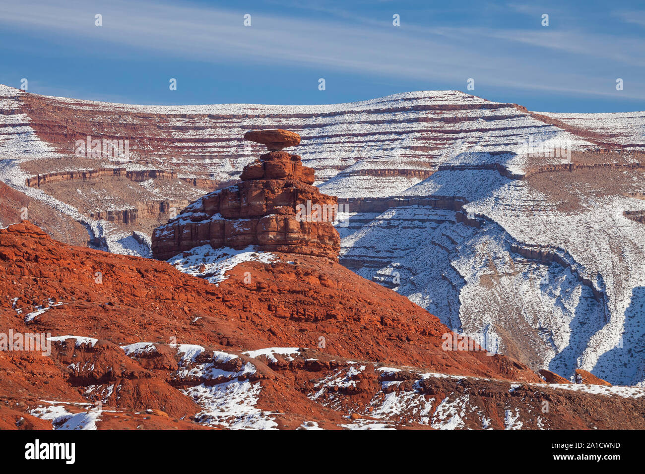 Equilibrata formazione rocciosa conosciuta come Mexican Hat Rock, Mexican Hat, Utah Foto Stock