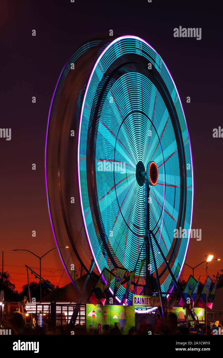 Luci su una filatura ruota panoramica Ferris al crepuscolo, Utah State Fair, Salt Lake City, Utah Foto Stock