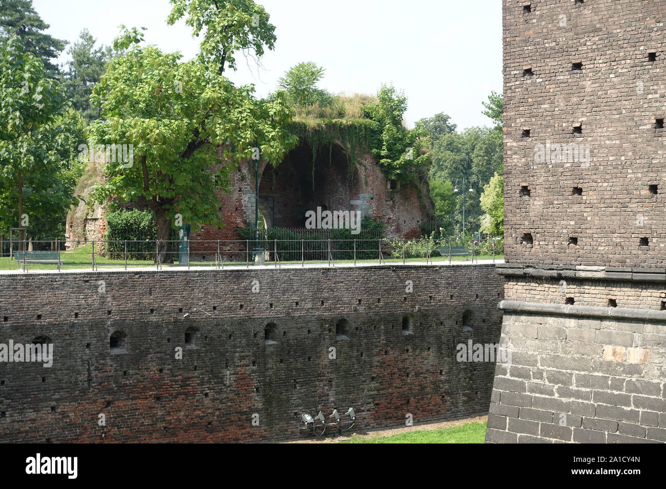 Das mächtige von Zinnen gekrönte Kastell wurde ab 1450 von Francesco I. Sforza an der Stelle der in den Jahren 1360-1370 erbauten und im Jahre 1447 ze Foto Stock