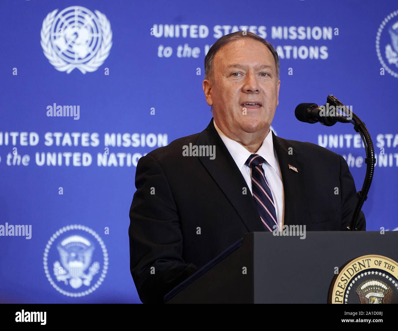 New York, Stati Uniti. Xxv Sep, 2019. Stati Uniti Il segretario di Stato Michael Pompeo parla nel corso di una conferenza stampa presso l'Intercontinental Hotel di New York City durante la 74a dibattito generale all'Assemblea generale delle Nazioni Unite su Mercoledì, 25 settembre 2019 a New York City. Presidente Trump affrontato le questioni relative al lancio di impeachment i procedimenti che sono stati annunciati il giorno prima il 24 settembre 2019 dal Presidente della Camera Nancy Pelosi. Credito: UPI/Alamy Live News Foto Stock