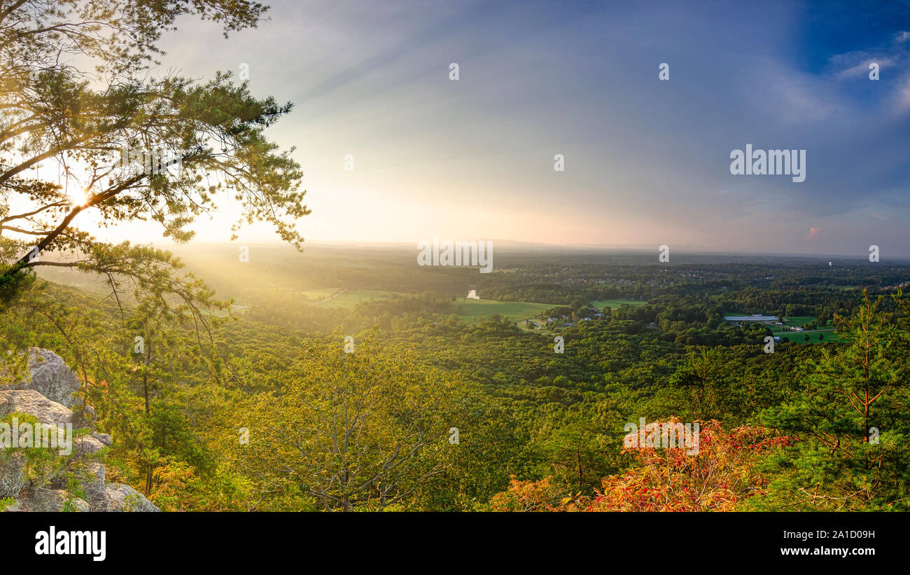 Vibrante paesaggio di caduta durante il tramonto con raggi del sole in Georgia le montagne Foto Stock