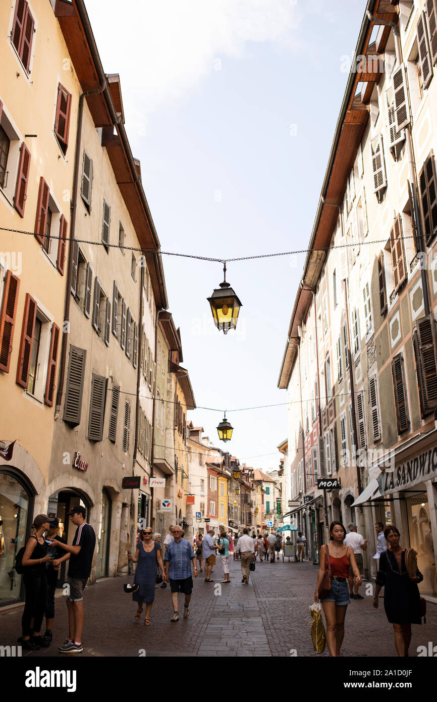 Rue Carnot è conosciuta per i suoi ristoranti e negozi ad Annecy, in Francia. Foto Stock