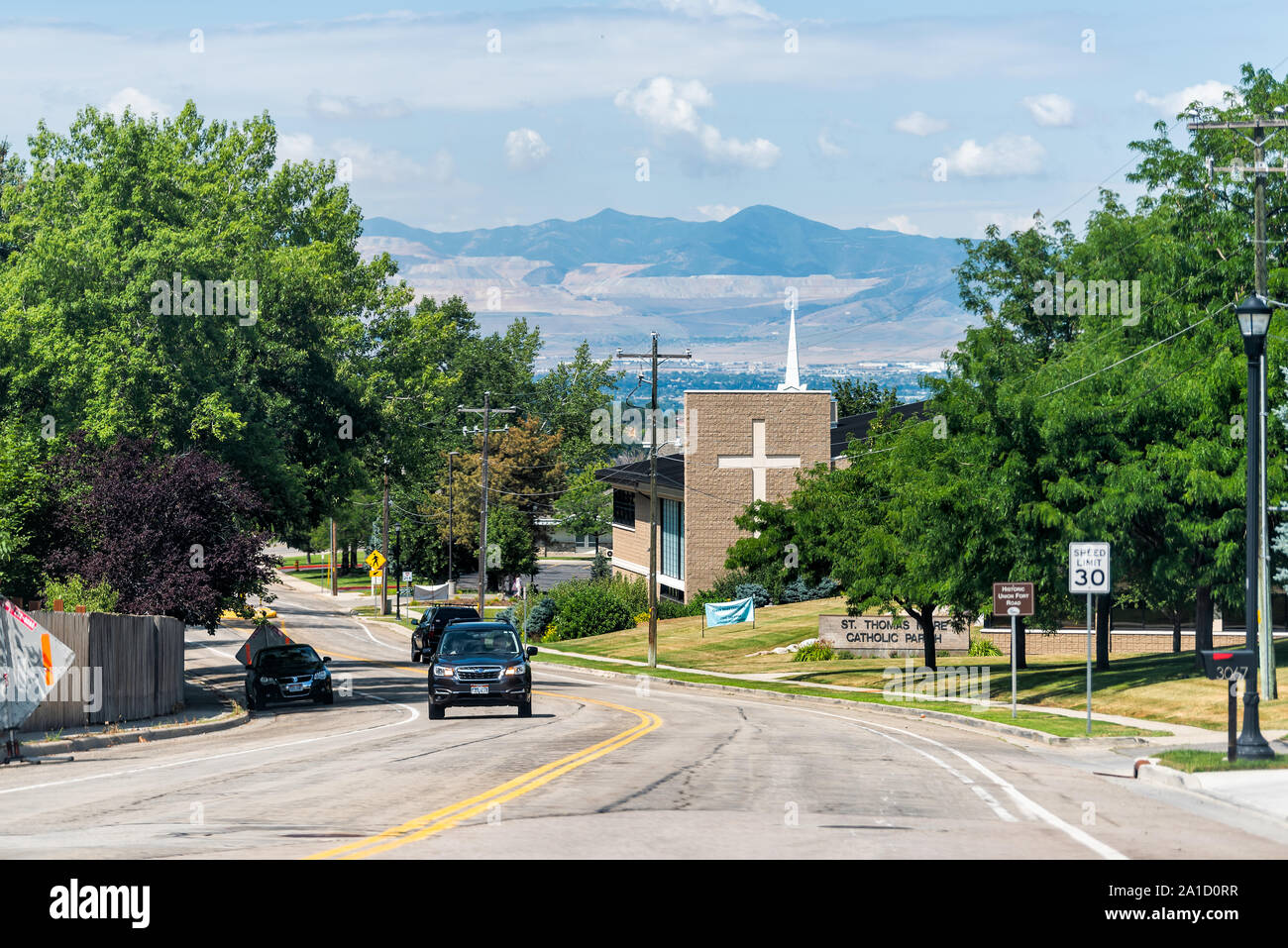 Salt Lake City, Stati Uniti d'America - 27 Luglio 2019: Capitol city in Utah in altezze di pioppi neri americani quartiere con San Tommaso di più la Chiesa cattolica e la croce sul Creek r Foto Stock