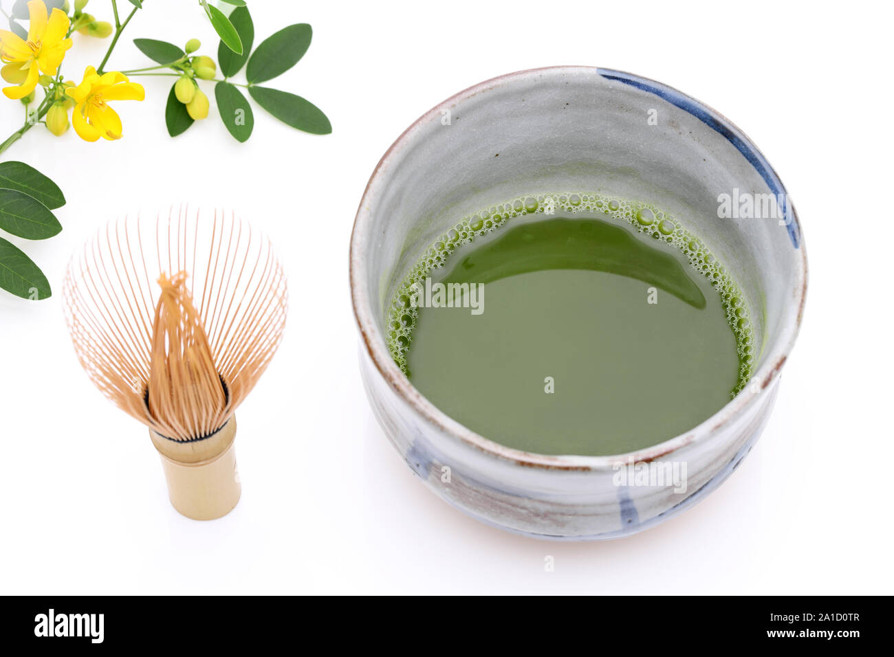 Giapponese di tè verde Matcha in un vaso di ceramica con frusta di tè Foto Stock