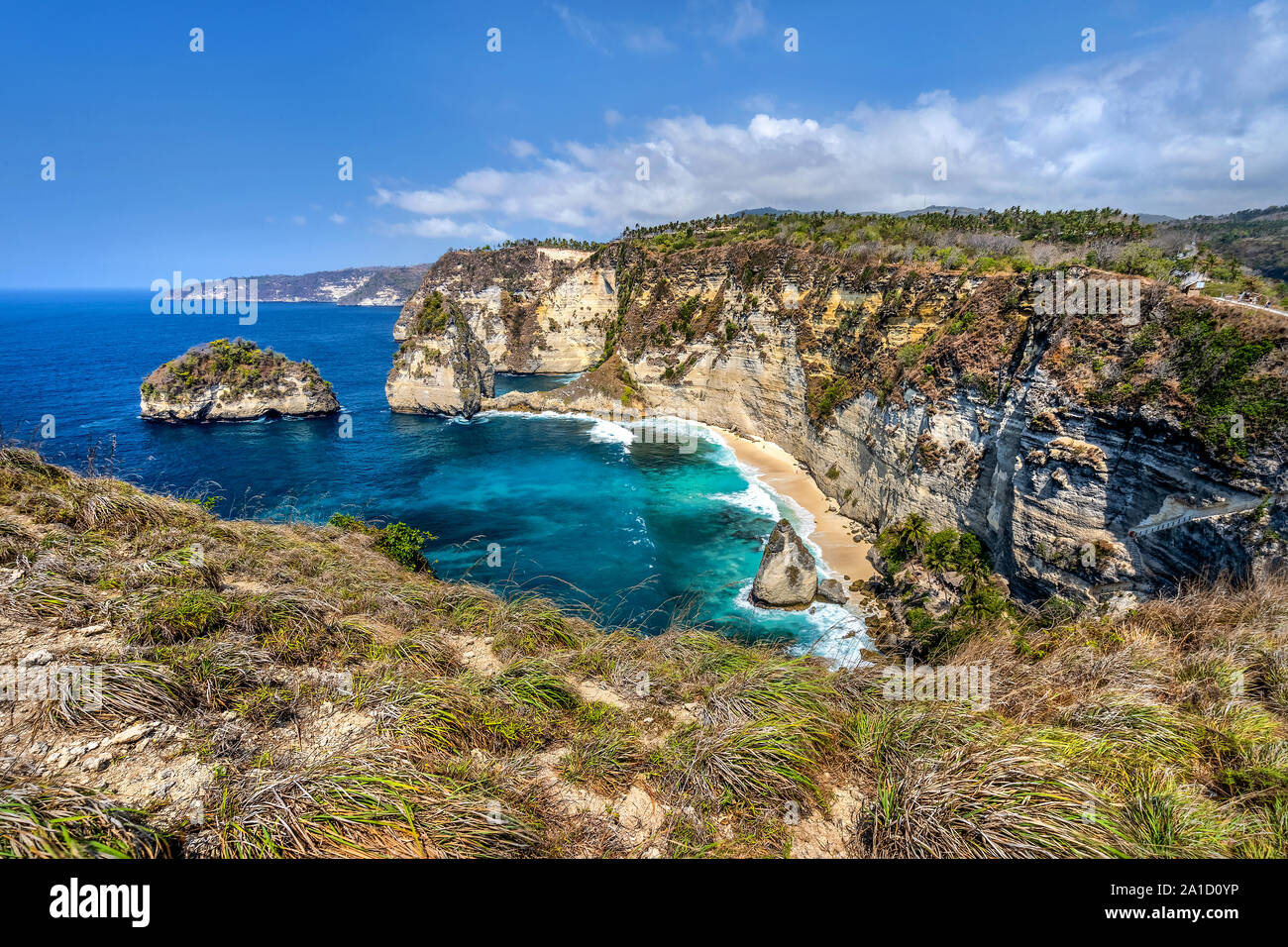 Magnifica vista unica di rocce naturali. Atuh spiaggia situato nella parte orientale di Nusa Penida Island, Bali, Indonesia. Vista aerea. Foto Stock