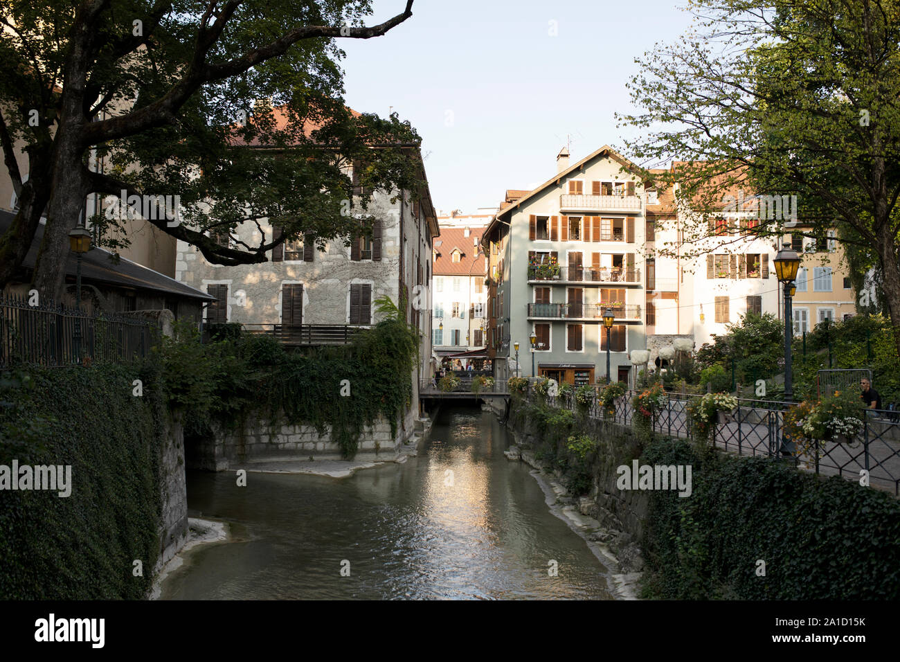 Il Quai Madame de Warens sul canale del fiume Thiou ad Annecy, Francia. Foto Stock