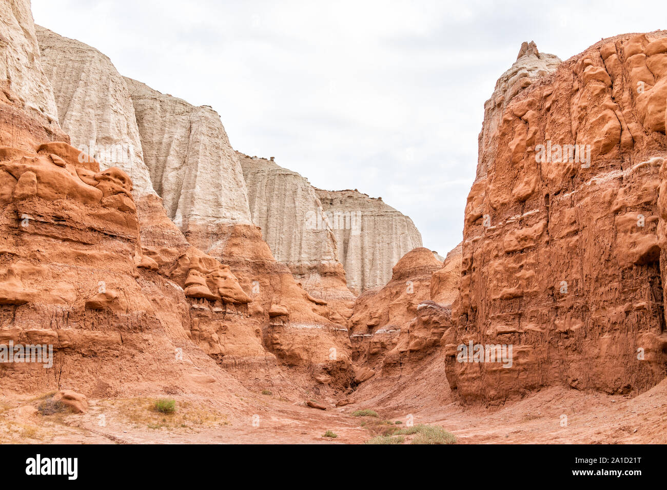 Il bianco e il rosso di strati di pietra arenaria hoodoo formazioni rocciose vista in campeggio nel deserto paesaggio in Goblin Valley State Park Foto Stock