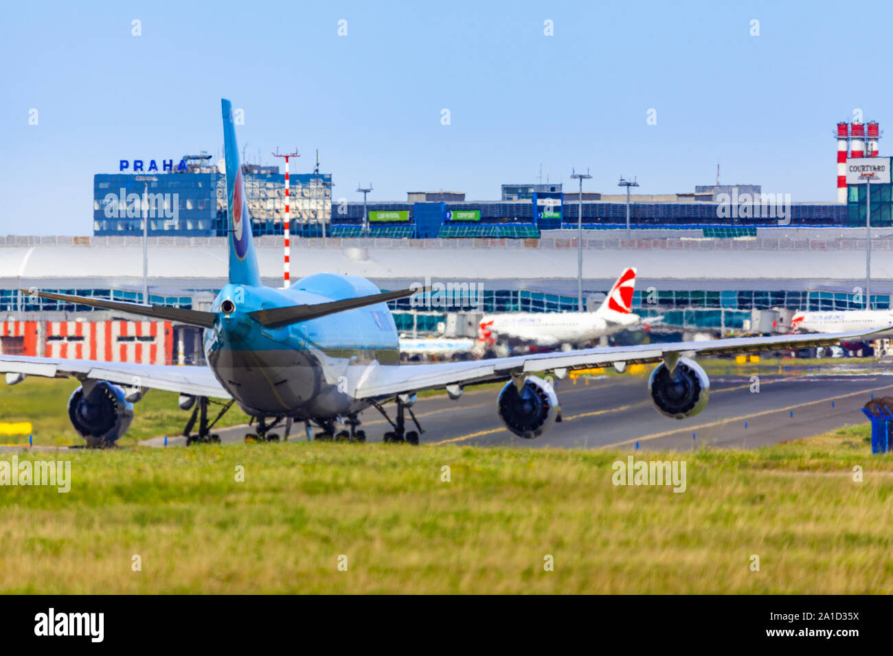 Repubblica Ceca, Praga - 2018/07/07: lo sbarco e gli arrivi di Vaclav Havel, aeroporto Praga, Korean Air jumbojet Boeing 747-8 Foto Stock