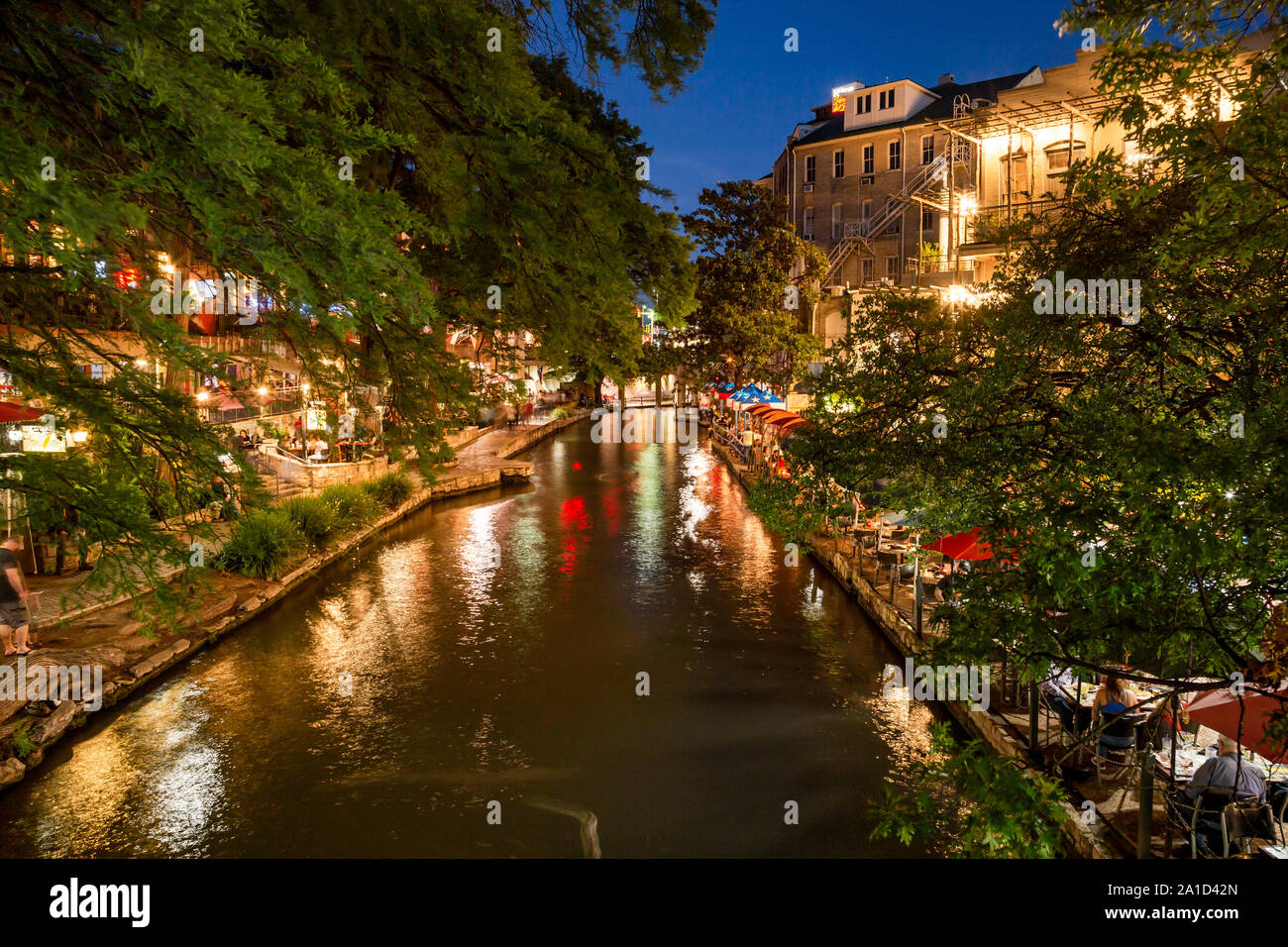 San Antonio Riverwalk è una popolare meta di viaggio con caffè all'aperto e giardini lussureggianti lungo il fiume San Antonio Foto Stock