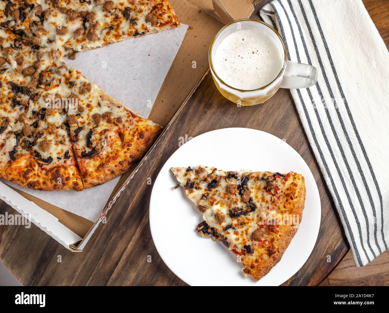 Il gustoso pasto con pizza e birra Foto Stock