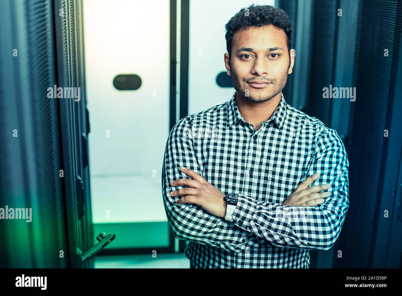 Smart uomo intelligente in piedi nella stanza del server Foto Stock
