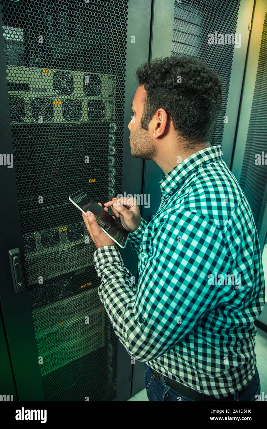 Grave smart ingegnere maschio test del sistema Foto Stock