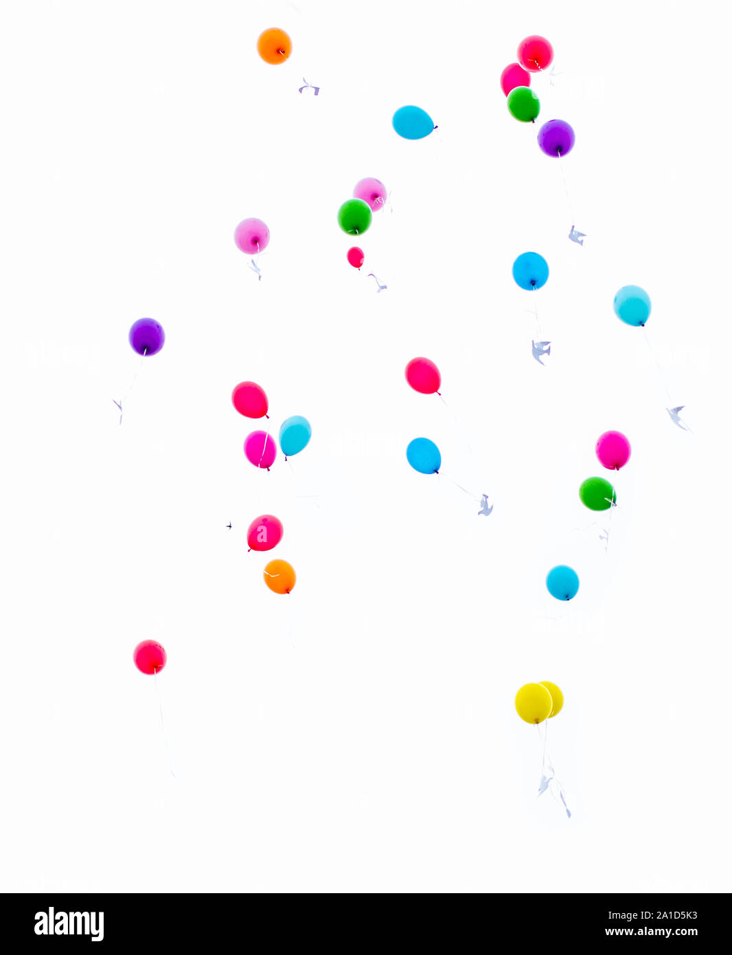Palloncini colorati lanciati nel cielo su sfondo bianco Foto Stock