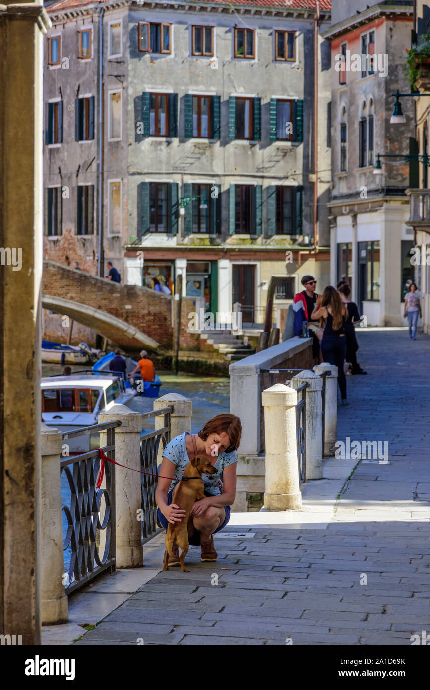 Venedig, Mädchen mit hund - Venezia, ragazza con il cane Foto Stock