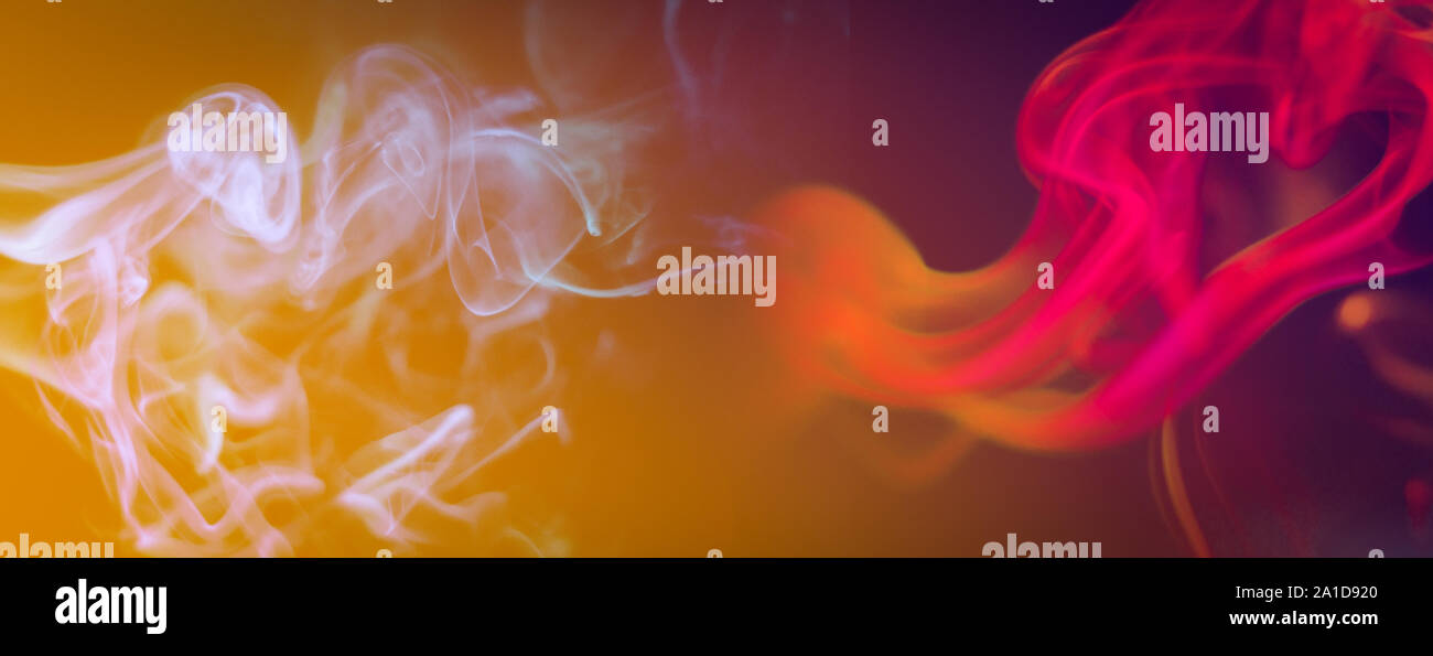 Bianco e rosa sventolare di fumo su orange ,sfondo viola. Foto Stock