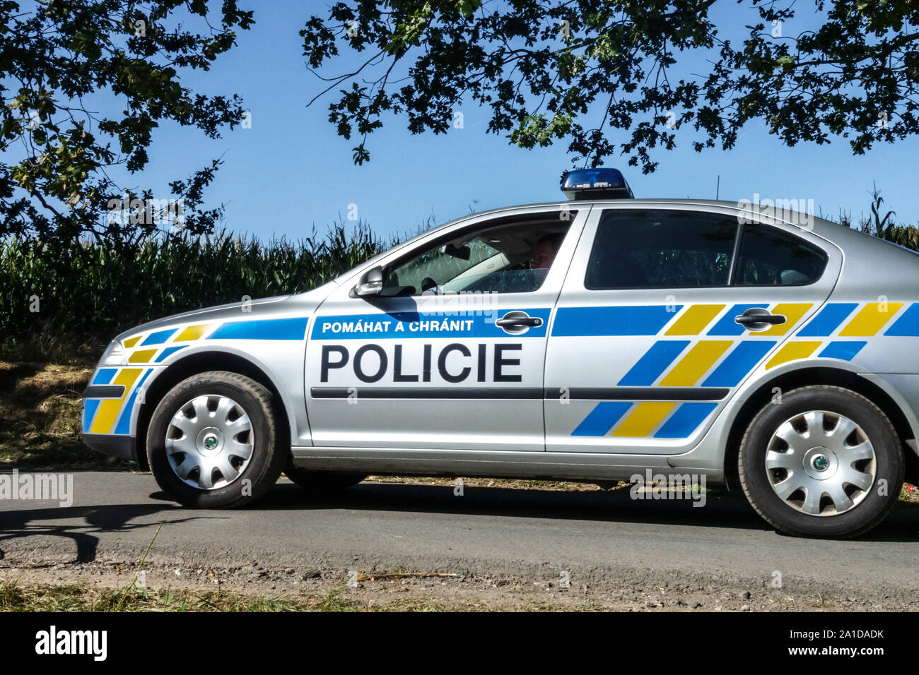 La polizia ceca auto su una strada di campagna, Repubblica Ceca Foto Stock