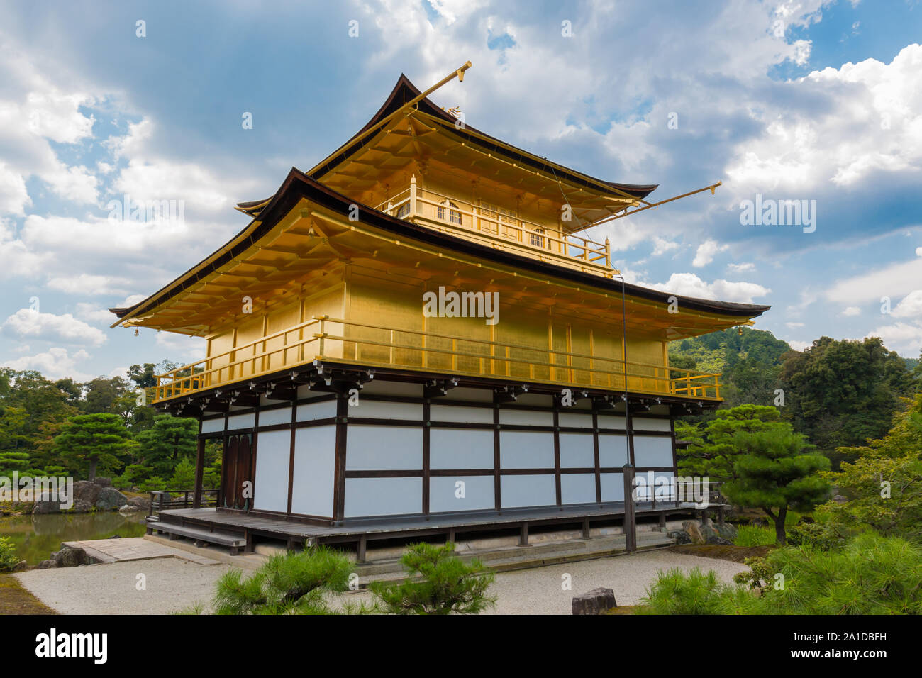 Kinkaku-ji (Tempio del Padiglione Dorato) è uno Zen tempio buddista a Kyoto, Giappone. storica pietra miliare in Giappone. Splendido edificio di architettura terre Foto Stock