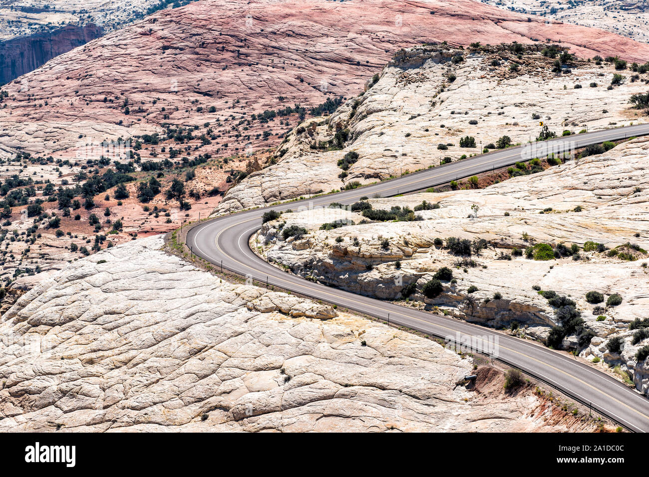 Angolo di alta vista di strada tortuosa strada statale 12 Scenic Byway dalla testa delle rocce si affacciano in grande scala Escalante National Monument in Utah Foto Stock