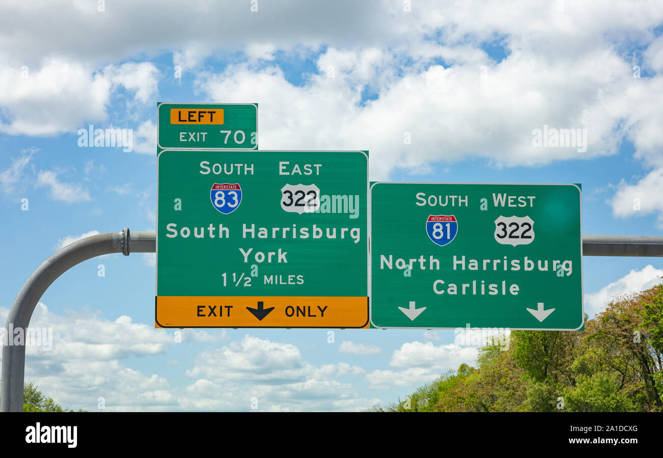 In Pennsylvania Highway, STATI UNITI D'AMERICA. 6 maggio 2019: uscita di strada segni di colore verde cartellone in autostrada, blu cielo molto nuvoloso Foto Stock