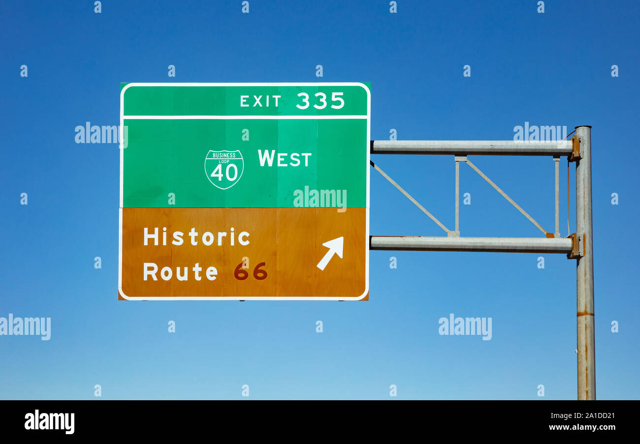 Nuovo Messico autostrada, STATI UNITI D'AMERICA. 14 maggio 2019: uscita di strada segno storica Route 66 sull'autostrada, blu cielo molto nuvoloso Foto Stock