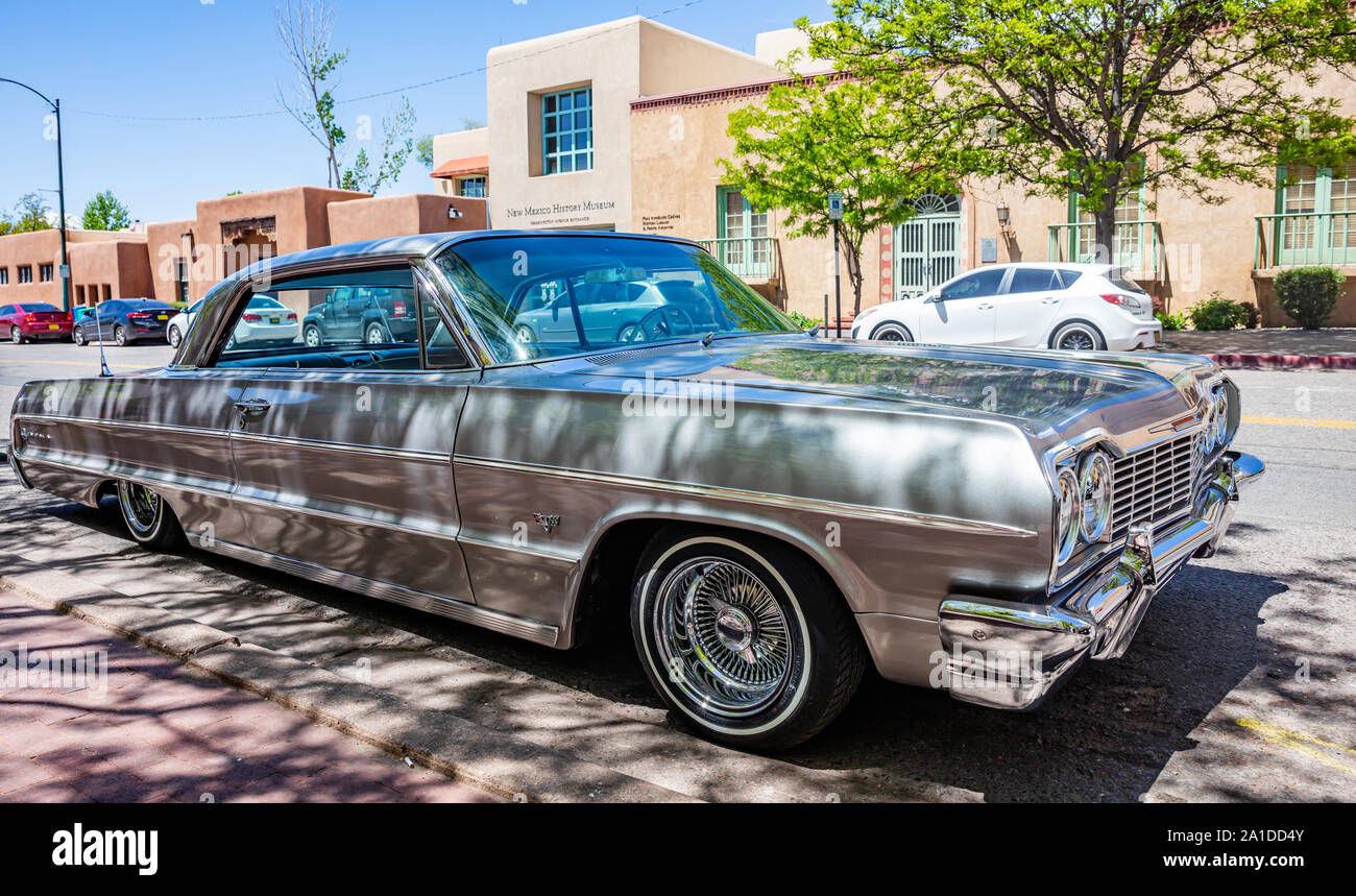 Santa Fe city, Nuovo Messico USA. Il 15 maggio 2019. Vintage auto parcheggiate in Santa Fe centro, centro storico della città Foto Stock