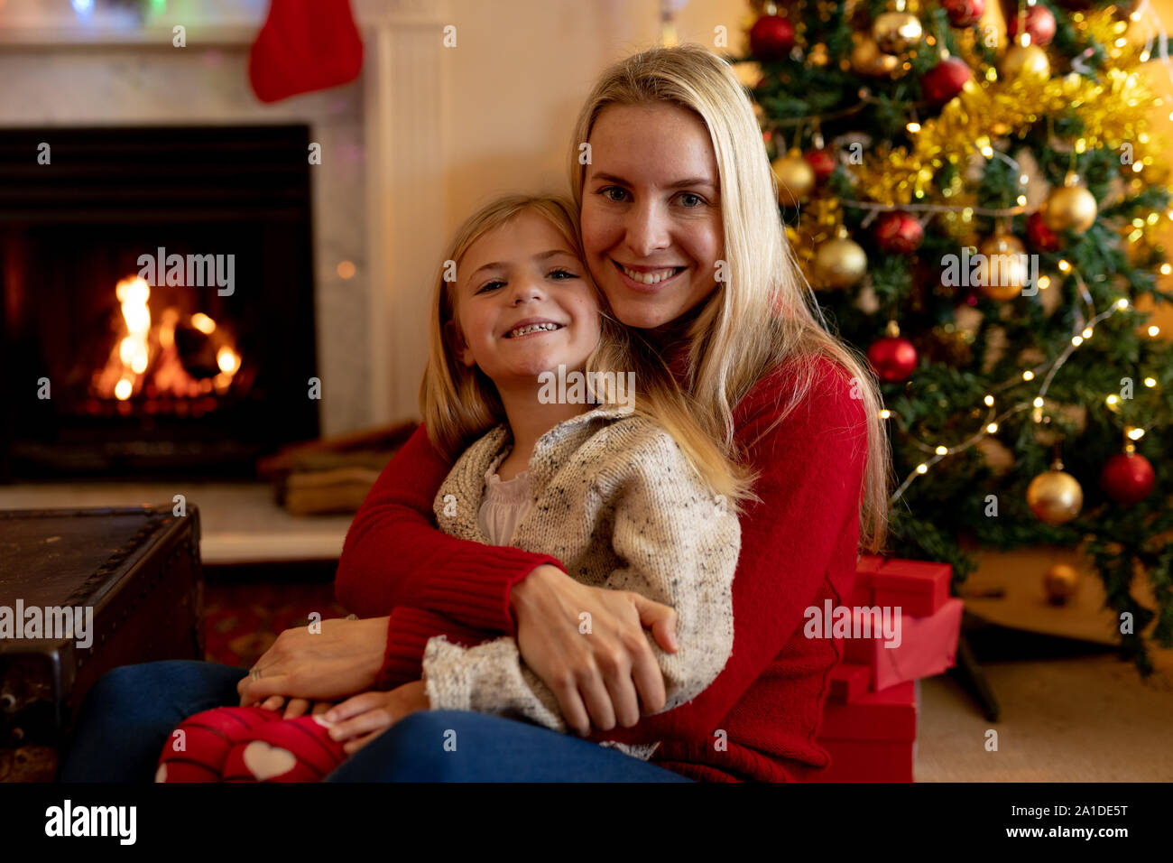 La famiglia a casa a tempo di Natale Foto Stock