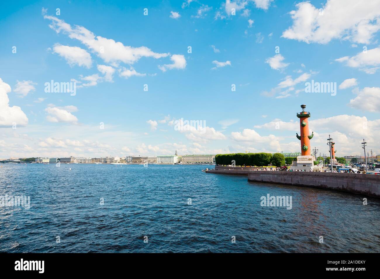 San Pietroburgo, Russia - Luglio 7, 2019: Colonna rostrale, Faro dal fiume Neva Foto Stock