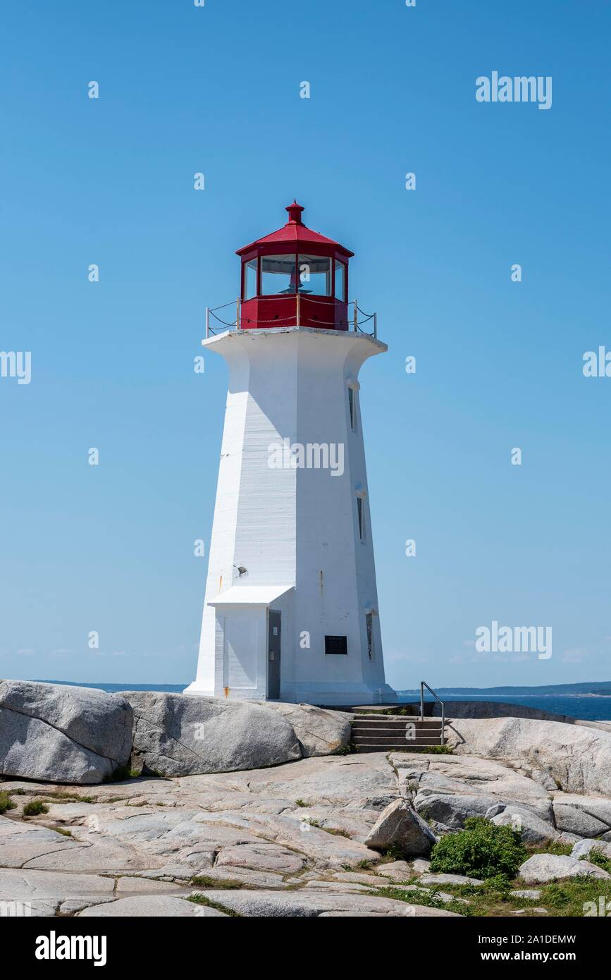 Faro sulle rocce di granito in Peggys Cove, Nova Scotia, Canada Foto Stock