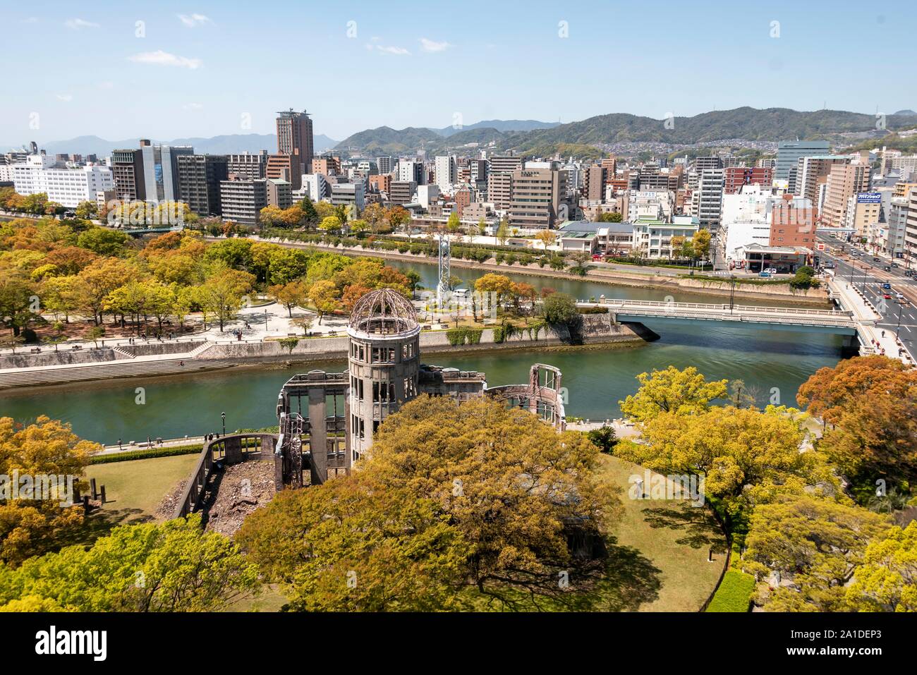 Vista panoramica da Hiroshima Orizuru torre della città con la cupola della bomba atomica, la Cupola della Bomba Atomica e Pace di Hiroshima Parco, monumento di pace Foto Stock