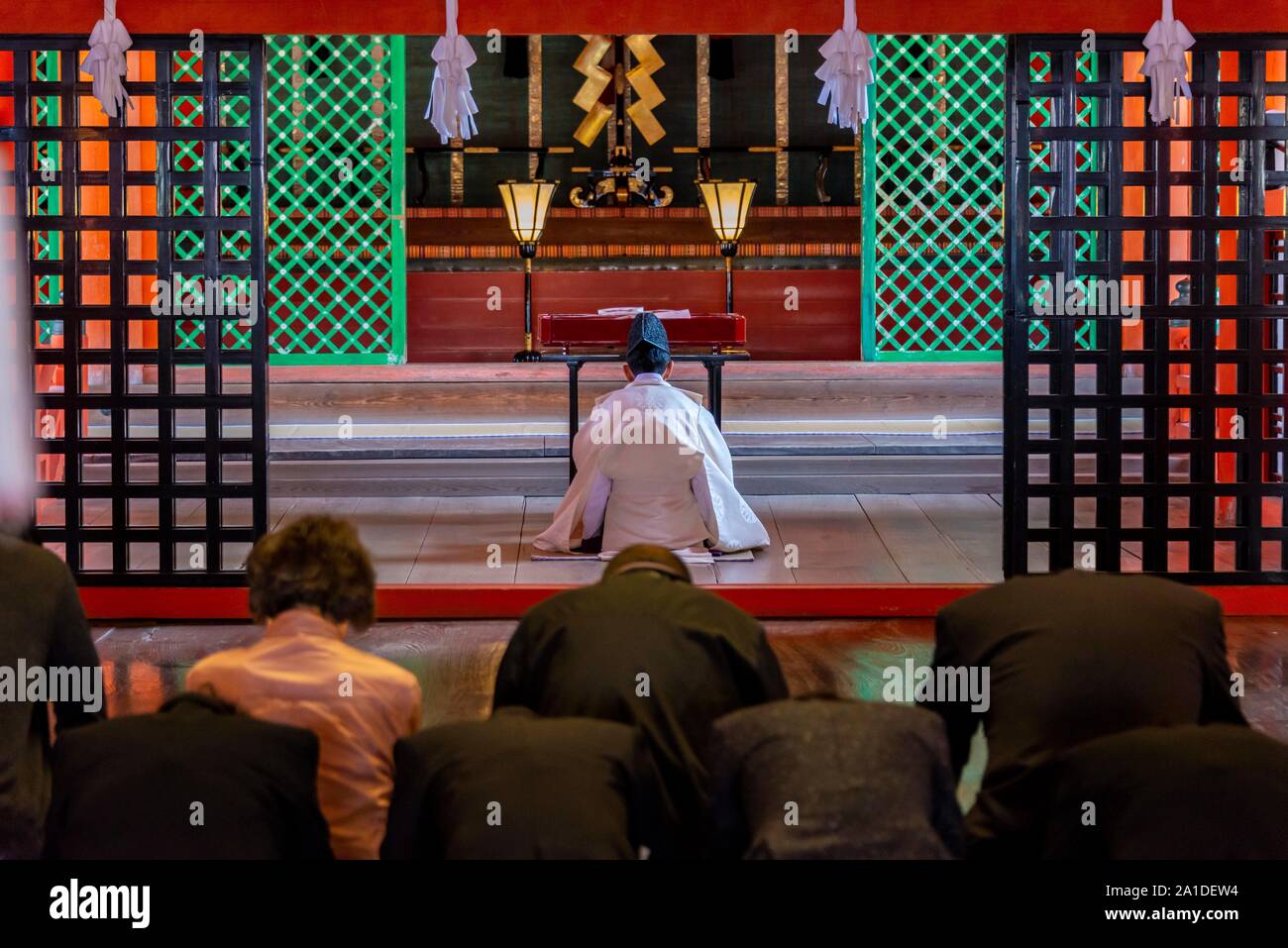 Buddisti pregano, santuario di Itsukushima, Miyajima, Baia di Hiroshima, Giappone Foto Stock