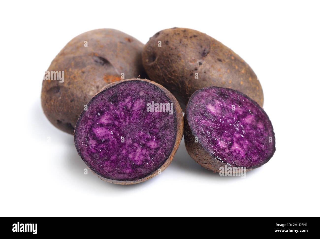 Patata Vitelotte, chiamato anche Vitelotte noire, Negresse o truffe de Chine. Isolato su sfondo bianco. Foto Stock
