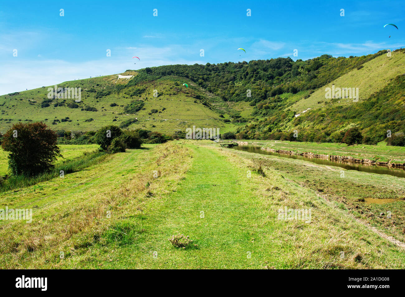 A piedi da alto e oltre il punto di vista vicino a Seaford, East Sussex. Fiume Cuckmere, South Downs, il fuoco selettivo Foto Stock