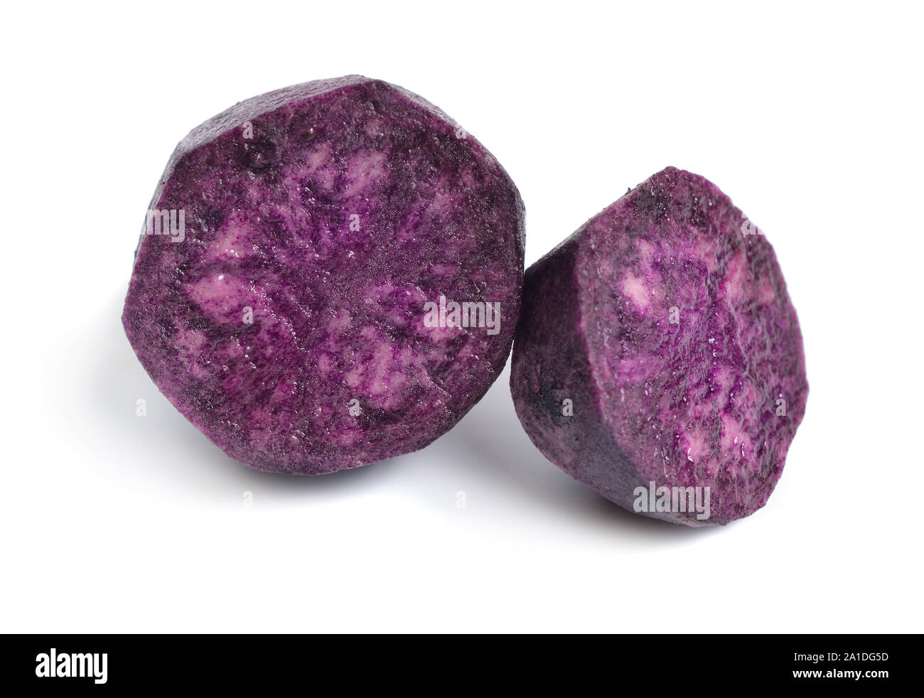 Patata Vitelotte, chiamato anche Vitelotte noire, Negresse o truffe de Chine. Isolato su sfondo bianco. Foto Stock