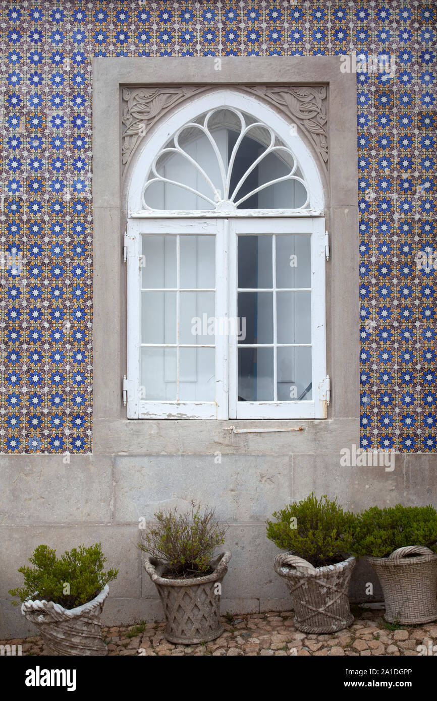 Finestra ad arco nella parete piastrellata in Sintra, Portogallo Foto Stock