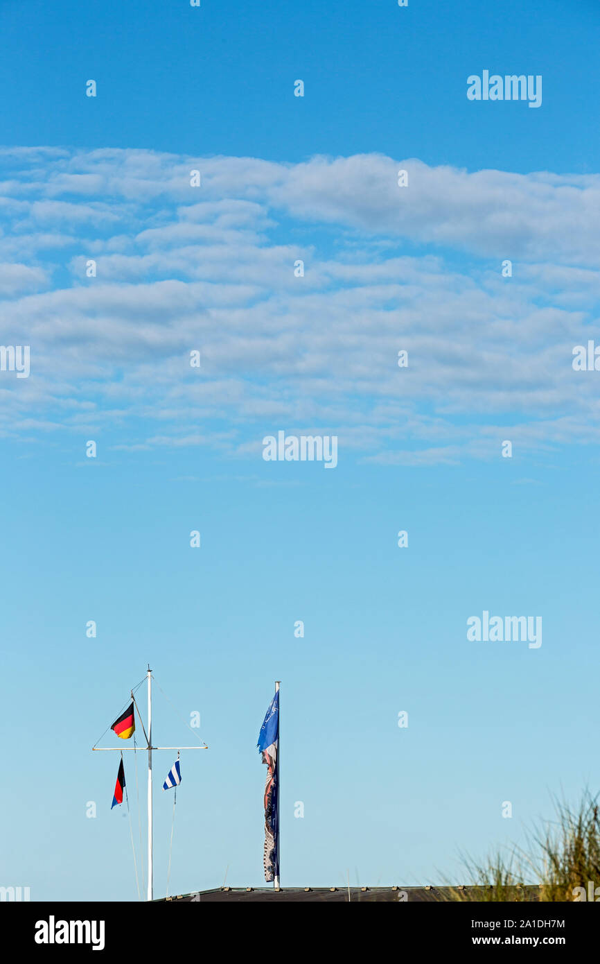 Norderney, Nordstrand, Fahnen, Strand, Himmel, blau Foto Stock